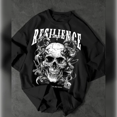 Camiseta Masculina Y2K com Estampa de Caveira - "RESILIÊNCIA", Camiseta Roxa Solta para Rua, Confortável com Gola Redonda e Manga Curta para o Verão