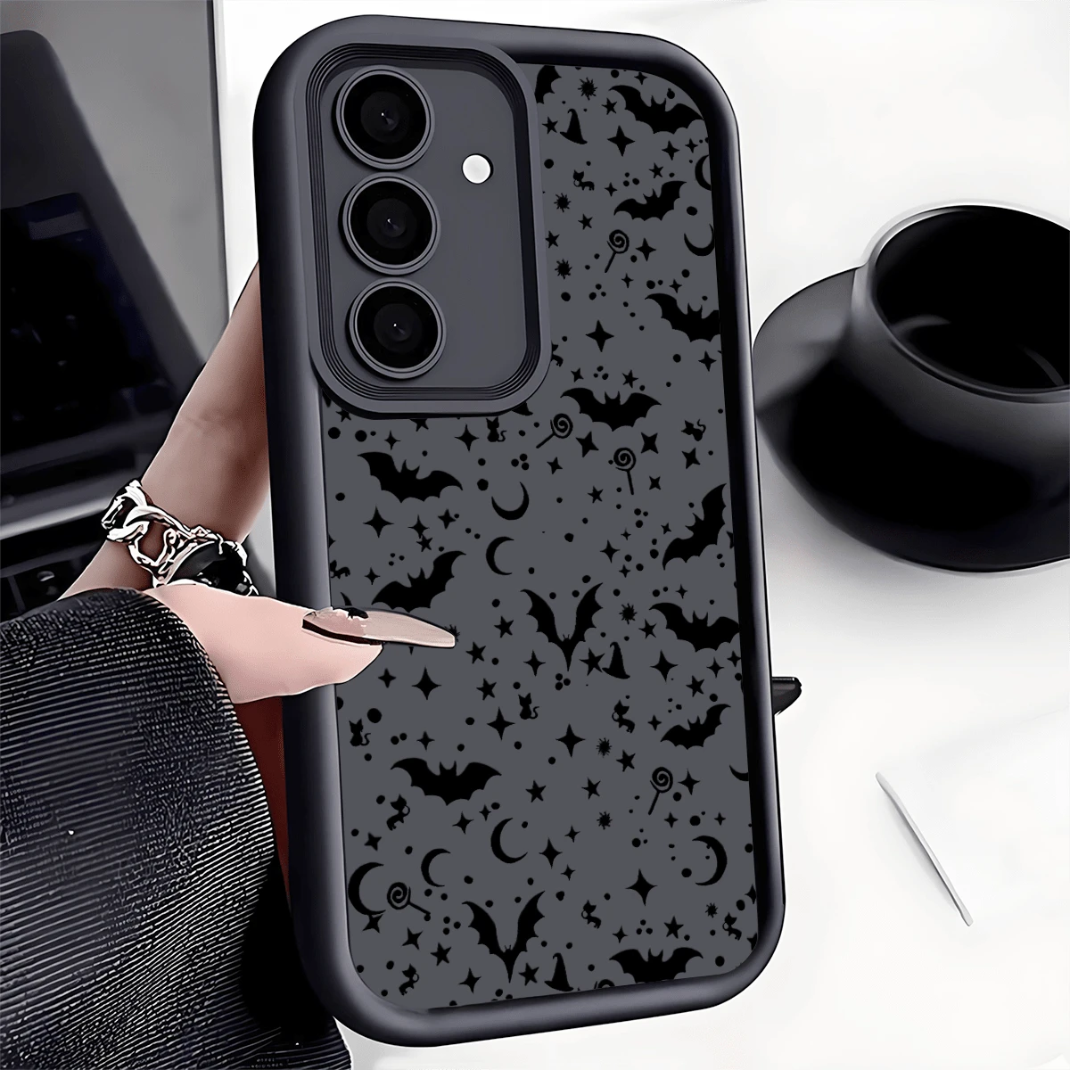 1 pezzo Custodia per telefono anti-caduta a pipistrello nero per la notte di Ognissanti, cover protettiva antiscivolo spessa, compatibile con iPhone, Honor, Redmi, Galaxy, impermeabile, antiurto, resistente ai graffi, versione internazionale, non la versione domestica - nero - Visualizzare 1