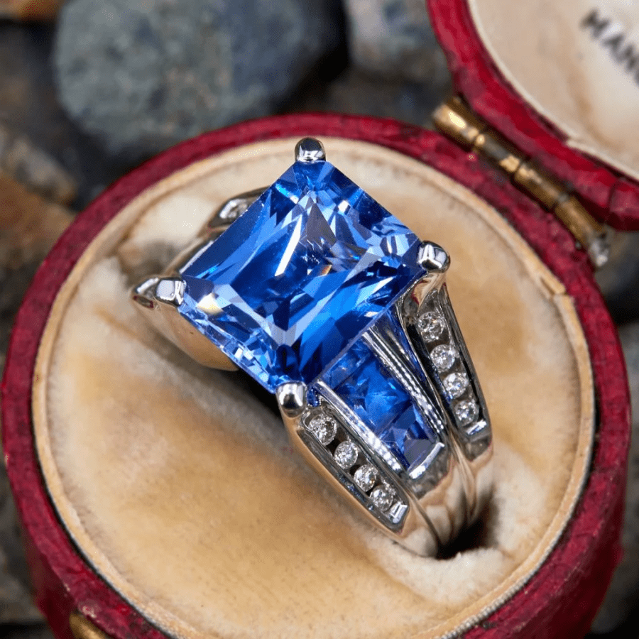 Silberplattierter Kupferring mit blauem quadratischem synthetischem kubischem Zirkonia, luxuriöser Verlobungs- und Ehering, elegant für Partys und Feiern