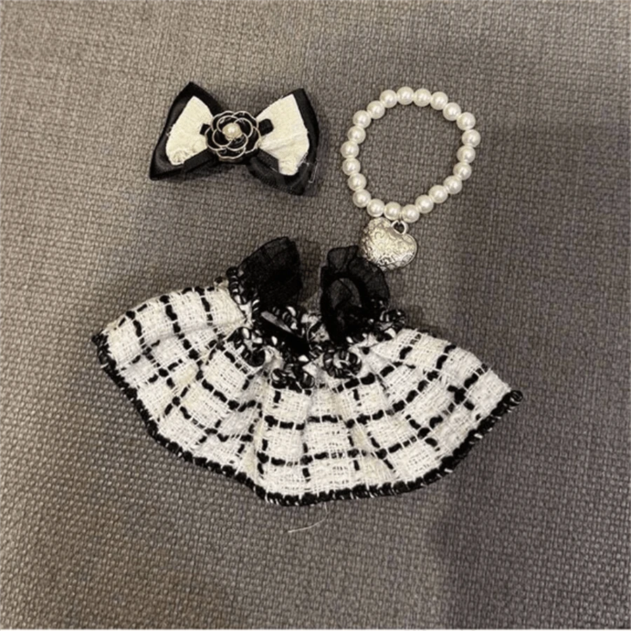 La merveilleuse robe noire féminine et comme de la dentelle