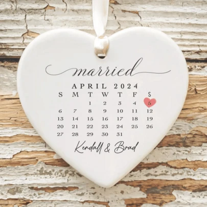 Married Ornament Calendar Gift - Personalized Calendar Ornament Wedding Gift - Custom Wedding Date Anniversary Ornament, Wedding Anniversary Gift For Presents, Gift For Wife Or Husband - Best Personalized Gifts For Everyone., Multi-Functional, Ornamental, Reusable, Exquisite, Stylish, High-Quality, Modern, Custom, Personalized, Unique, Ideal Gifts For Him, Ideal Gifts For Her, Boyfriend, Dad, Girlfriend, Sentimental