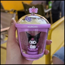 （随机1个）三丽鸥卡通奶茶杯系列 Lumia——最萌的桌面饮品伴侣！这些印有 Hello Kitty、My Melody 和朋友们的可爱光感奶茶杯，会发出柔和的光芒，点亮您的工作/学习空间。无论是居家、办公，还是作为礼物送给全球三丽鸥爱好者，都是完美之选！（随机发货1个）