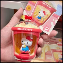 （随机1个）三丽鸥卡通奶茶杯系列 Lumia——最萌的桌面饮品伴侣！这些印有 Hello Kitty、My Melody 和朋友们的可爱光感奶茶杯，会发出柔和的光芒，点亮您的工作/学习空间。无论是居家、办公，还是作为礼物送给全球三丽鸥爱好者，都是完美之选！（随机发货1个）