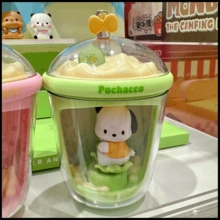 （随机1个）三丽鸥卡通奶茶杯系列 Lumia——最萌的桌面饮品伴侣！这些印有 Hello Kitty、My Melody 和朋友们的可爱光感奶茶杯，会发出柔和的光芒，点亮您的工作/学习空间。无论是居家、办公，还是作为礼物送给全球三丽鸥爱好者，都是完美之选！（随机发货1个）