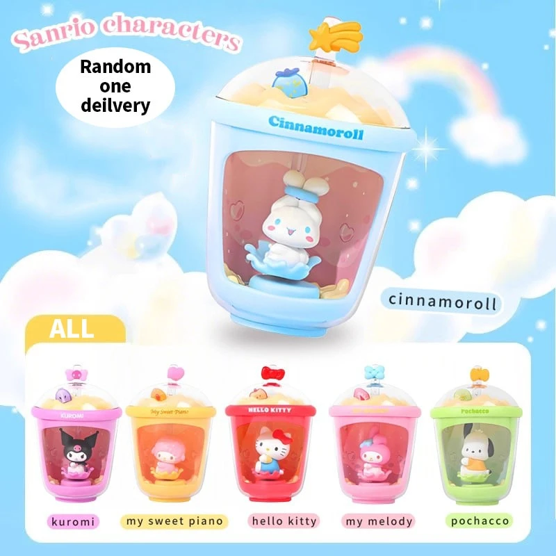 （随机1个）三丽鸥卡通奶茶杯系列 Lumia——最萌的桌面饮品伴侣！这些印有 Hello Kitty、My Melody 和朋友们的可爱光感奶茶杯，会发出柔和的光芒，点亮您的工作/学习空间。无论是居家、办公，还是作为礼物送给全球三丽鸥爱好者，都是完美之选！（随机发货1个）