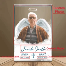 个性化纪念照片（带翅膀），个性化纪念照片（带翅膀）亚克力牌匾，父亲节纪念礼物，定制纪念亚克力牌匾，桌面摆件。这款优雅的牌匾可定制照片和真挚的寄语或姓名，打造独一无二的个性化纪念品，带来慰藉和缅怀。日历，旅行记事本 - 親人緬懷卡磚 - 查看 3