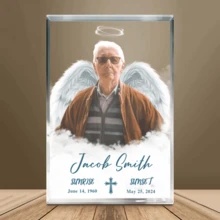 个性化纪念照片（带翅膀），个性化纪念照片（带翅膀）亚克力牌匾，父亲节纪念礼物，定制纪念亚克力牌匾，桌面摆件。这款优雅的牌匾可定制照片和真挚的寄语或姓名，打造独一无二的个性化纪念品，带来慰藉和缅怀。日历，旅行记事本 - 親人緬懷卡磚 - 查看 1