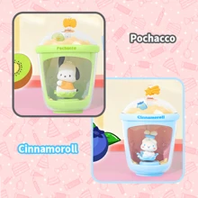 （随机1个）三丽鸥卡通奶茶杯系列 Lumia——最萌的桌面饮品伴侣！这些印有 Hello Kitty、My Melody 和朋友们的可爱光感奶茶杯，会发出柔和的光芒，点亮您的工作/学习空间。无论是居家、办公，还是作为礼物送给全球三丽鸥爱好者，都是完美之选！（随机发货1个）