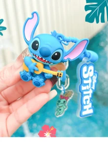 史迪奇菠萝音乐系列挂件，可爱史迪奇造型，多种款式可选，包括戴墨镜的史迪奇、吃菠萝的史迪奇和弹吉他的史迪奇。设计精美，材质上乘，是装饰书包、钥匙扣和手机的完美之选。也是粉丝、儿童和青少年的理想礼物，极具收藏价值，更是生日和节日的独特礼物。这款官方授权产品，为您的日常配饰增添亮点。