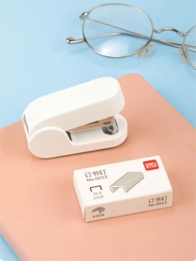 小巧强大的家用/办公订书机！学生和专业人士的理想之选。这款便携式手持式订书机配备顺滑的按压装置，可轻松装订多达 20 张纸张。内含 1000 个订书钉。是您整理文件、报告和家庭作业的必备轻便工具。 - 白色 - 查看 7