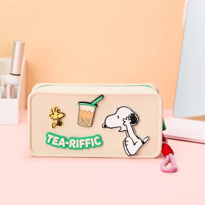  MINISO Snoopy Series Silicone Cosmetic Bag - Creamy White. Adorable Snoopy Patterns Paired With Dessert Elements, Silicone Material, Waterproof And Easy To Clean, Protect The Cosmetics, Suitable For Daily Travel Or Travel(1 PC)