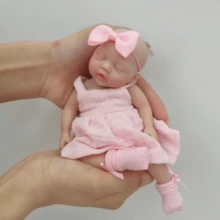 7 英寸重生婴儿娃娃，硅胶娃娃女孩，迷你逼真新生婴儿娃娃硅胶全身带喂食配件 - 粉 - 查看 5