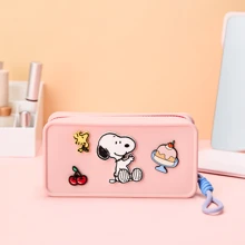 MINISO 史努比系列硅胶化妆包 - 粉色。可爱的史努比图案搭配甜点元素，硅胶材质，防水易清洗，保护化妆品，适合日常出行或旅行（1 件）