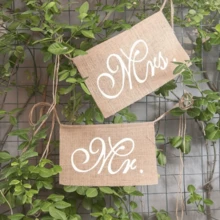 2/4 Stück Jutegewebe Mr & Mrs Stuhlbanner, Leinen Hochzeitsstuhlhussen, romantische hängende Stuhlfahne, rustikale khakifarbene Hochzeitsparty Fotorequisite Dekoration, strapazierfähige Hochzeitsparty Dekorationen, geeignet für Bridal-Shower, Fotobox, Partykulisse, Tischdekoration