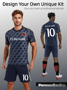 两件套定制足球服：完全个性化定制。皇马黑色图案搭配黑色滚边，彰显前卫风格，并结合柔韧透气的面料。专为创意团队和比赛而设计，并通过大胆时尚的前卫设计展现独特的个性。
