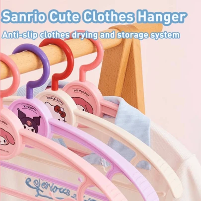 חבילה של 5 קולבים רשמיים של , דמויות , , , אחיזה עם טקסטורה נגד החלקה, וו מסתובב 360 מעלות, עיצוב כתף רחב ללא בליטה, קליפסים כפולים לחצאיות ורצועות, עומס כבד, חומר PP מתקפל ועמיד, עיצוב חדר Y2K לחדר מעונות, חדר שינה, נסיעות, מוכן למתנה, פתרון אחסון כביסה חמוד