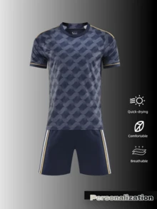 两件套定制足球服：完全个性化定制。皇马黑色图案搭配黑色滚边，彰显前卫风格，并结合柔韧透气的面料。专为创意团队和比赛而设计，并通过大胆时尚的前卫设计展现独特的个性。