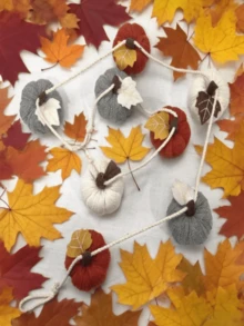 1pc/3pcs-Home Decorative Knitted Small Pumpkin, Mini Knit Pumpkins For Fall Decorations For Home Table Fireplace Kitchen Farmhouse Harvest Thanksgiving Decor Home Decor Halloween Decor Room Decor Handmade Knit Maple Leaf Pumpkins, For Thanksgiving And Harvest Festival, Can Be Used As Hanging Decoration Or Banner, Table Setting For Autumn Entertaining, Fall Wedding Centerpiece, Decorative Pumpkins, For Decorating Halloween,Christmas