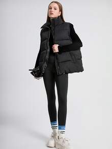 Esta chaqueta negra de plumón sin mangas es ligera y cálida, con cremallera frontal y cuello alto, ideal para usar en capas en otoño e invierno. Su tejido resistente y cómodo crea un estilo urbano e informal, perfecto para el día a día o para actividades al aire libre. ¡Abrigada y con estilo! - Negro - Ver 7