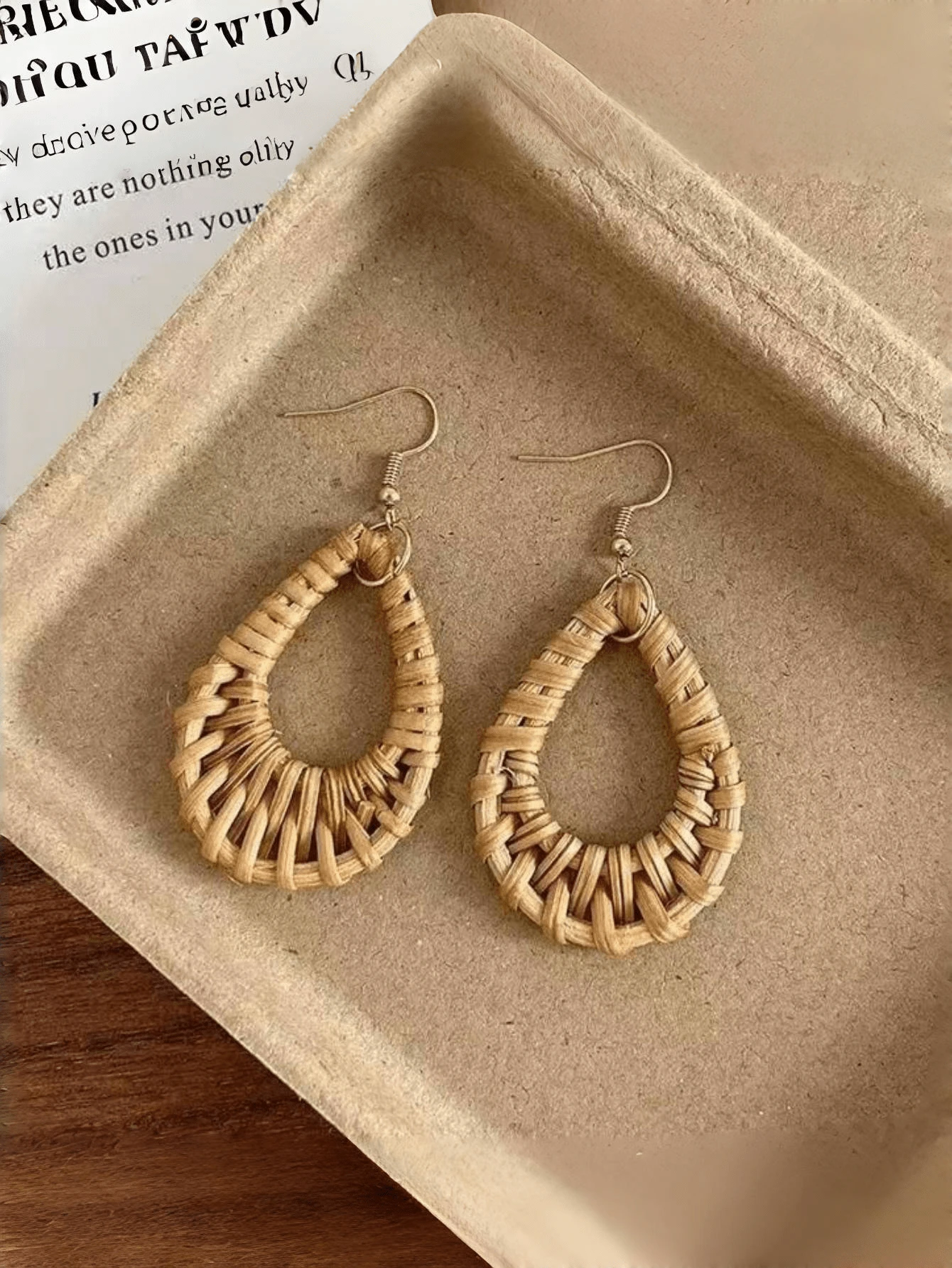 1 对手工制作的棕色藤条椭圆形空心吊坠耳环 | 1 对 | 藤条，不锈钢 | | 度假装 | 复古/假日风格，女士 | 独特