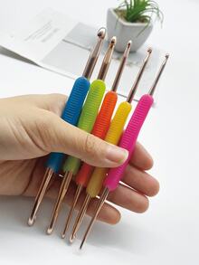 Szydełka dwustronne z silikonowymi uchwytami, ergonomicznymi silikonowymi uchwytami i aluminiowymi główkami dziewiarskimi – antypoślizgowe i chroniące palce - Wielokolorowe - Zobacz 2