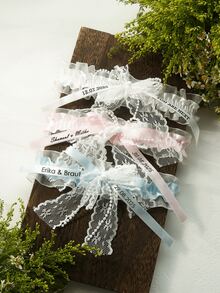 定制复古蕾丝婚纱吊袜带，可刻上姓名和日期，个性化定制，白色/粉色/蓝色荷叶边新娘纪念品，定制文字丝带吊袜带配仿珍珠蝴蝶结，个性化结婚礼物，简约弹力新娘吊袜带，定制日期婚纱吊袜带装饰，经典新娘风格，时尚而富有意义的定制吊袜带，永恒的爱 - 彩色 - 查看 3