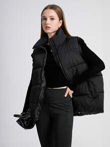Esta chaqueta negra de plumón sin mangas es ligera y cálida, con cremallera frontal y cuello alto, ideal para usar en capas en otoño e invierno. Su tejido resistente y cómodo crea un estilo urbano e informal, perfecto para el día a día o para actividades al aire libre. ¡Abrigada y con estilo! - Negro - Ver 6