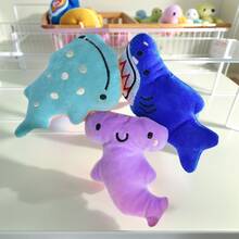 深海家族和动物家族狗狗毛绒玩具，深海家族包括鲨鱼、鲸鱼、锤头鲨、花园鳗、鳄鱼、蝠鲼、龙虾、海星、海龟、螃蟹和章鱼；动物家族包括老虎、变色龙、羊驼、鹦鹉、考拉、公鸡、大象、鹅、猴子和兔子。
