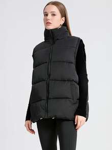 Esta chaqueta negra de plumón sin mangas es ligera y cálida, con cremallera frontal y cuello alto, ideal para usar en capas en otoño e invierno. Su tejido resistente y cómodo crea un estilo urbano e informal, perfecto para el día a día o para actividades al aire libre. ¡Abrigada y con estilo! - Negro - Ver 8