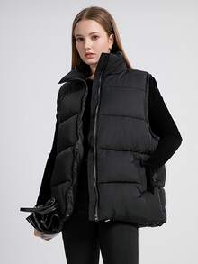 Esta chaqueta negra de plumón sin mangas es ligera y cálida, con cremallera frontal y cuello alto, ideal para usar en capas en otoño e invierno. Su tejido resistente y cómodo crea un estilo urbano e informal, perfecto para el día a día o para actividades al aire libre. ¡Abrigada y con estilo! - Negro - Ver 5