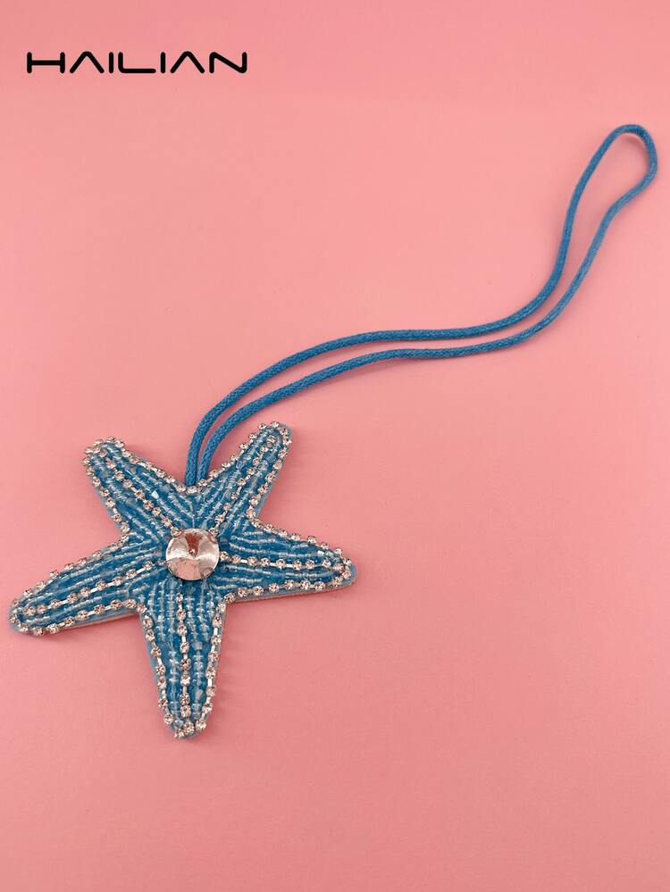HAILIAN 星形和海星主题包饰，包括钻石海星、串珠海星、闪亮海星等多种款式。它们可以用作包饰、车钥匙链，或作为生日、节日和开学季送给家人、朋友和爱人的小礼物。材质包括珠子、水钻和手工铆钉。 - 彩色 - 查看 13