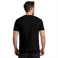 Camiseta casual de algodón puro para hombre 2025, con un diseño abstracto vibrante con tonos naranjas y azules ondulantes centrados alrededor de la palabra "Elegido". Esta elegante camiseta es perfecta para hacer una declaración audaz. Ideal para uso diario, su suave material de algodón garantiza comodidad y durabilidad. Ropa de verano para hombres al aire libre. Camiseta divertida para la cena de Acción de Gracias, camiseta divertida para el gimnasio para hombres, camiseta con gráfico de calavera para hombres, camiseta de Acción de Gracias con pavo para hombres, camiseta de regalo de cumpleaños para hermano - Negro 1 - Ver 2