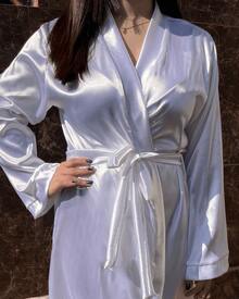 Robe Roupão Branco Curto de Cetim com Manga Longa Elegante e Confortável Sem Bordado Liso Casamento Spa Festa Dia da Noiva Debutante Skincare Sleepwear - Branco - Visão 11