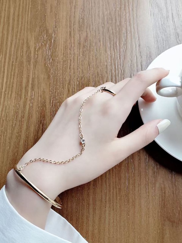 1pc Women's Multi-Style Bestselling Sexy Everyday Wear Finger Chain Bracelet Ring Personalized Jewelry
