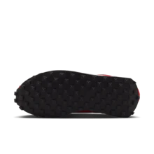 Nike LD-1000 男式运动鞋复古设计大学红和金属银色，采用透气纺织品和标志性华夫格鞋底 HF3227-600 - 紅/帆白/黑 - 查看 5