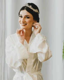 Robe Roupão Branco Curto de Cetim com Manga Longa Elegante e Confortável Sem Bordado Liso Casamento Spa Festa Dia da Noiva Debutante Skincare Sleepwear - Branco - Visão 2