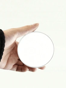 1个三折LED化妆镜，3倍/2倍/1倍放大倍率，便携式高清化妆镜，亮度可调，三色灯光，可折叠设计，内置800mAh可充电电池，USB充电，方便旅行携带，带触摸屏调光功能，是送给女性的最佳礼物，也是节日礼物的理想之选。