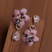 一对优雅花卉和泪珠不对称吊坠耳环 - 粉色 - 查看 4