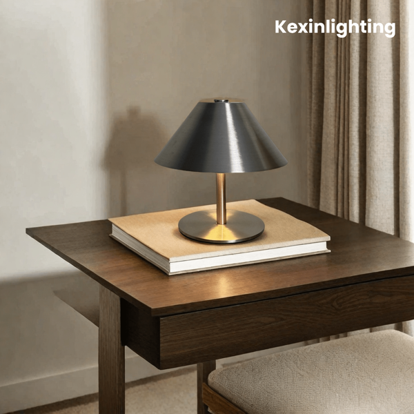 Kexinlighting 1 قطعة مصباح مكتب ذو تحكم باللمس من الحديد الفني، بتصميم شمالي بسيط أحادي اللون، مع بطارية قابلة لإعادة الشحن سعة 1800 مللي أمبير، قابل للتحكم باللمس، مع 3 درجات حرارة لون قابلة للتعديل، محمول لاسلكي خفيف الوزن، مصباح ليلي جانبي، مصباح مكتب بغطاء مخروطي معدني، قابل للتعتيم، مناسب لديكور المنزل/ديكور المكتب/هدية العطلات