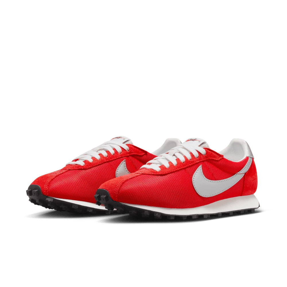 Nike LD-1000 男式运动鞋复古设计大学红和金属银色，采用透气纺织品和标志性华夫格鞋底 HF3227-600 - 紅/帆白/黑 - 查看 1