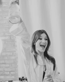 Robe Roupão Branco Curto de Cetim com Manga Longa Elegante e Confortável Sem Bordado Liso Casamento Spa Festa Dia da Noiva Debutante Skincare Sleepwear - Branco - Visão 1