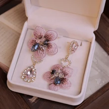 一对优雅花卉和泪珠不对称吊坠耳环 - 粉色 - 查看 2