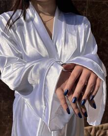 Robe Roupão Branco Curto de Cetim com Manga Longa Elegante e Confortável Sem Bordado Liso Casamento Spa Festa Dia da Noiva Debutante Skincare Sleepwear - Branco - Visão 9