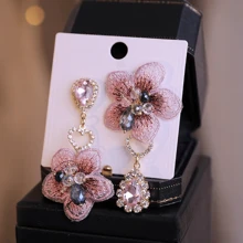 一对优雅花卉和泪珠不对称吊坠耳环 - 粉色 - 查看 3