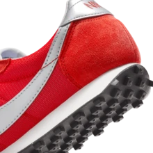 Nike LD-1000 男式运动鞋复古设计大学红和金属银色，采用透气纺织品和标志性华夫格鞋底 HF3227-600 - 紅/帆白/黑 - 查看 7