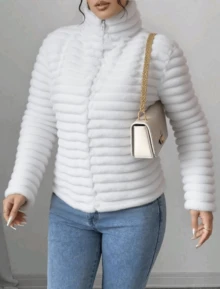 Chamarra térmica afelpada para mujer con diseño acolchado horizontal, tela tipo peluche ultra suave y cálida, con cierre frontal completo, unitalla de ajuste cómodo (chica a mediana amplia), ideal para invierno, otoño o climas fríos - disponible en múltiples colores como blanco, lila, rosa pastel, fiusha, camel, negro y rojo, estilo moderno casual para uso diario o para salir cómoda y con estilo, perfecta para combinar con jeans o pants, ligera pero abrigadora, textura esponjosa tipo oso polar,para looks tiernos y abrigadores - Blanco - Ver 1