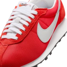 Nike LD-1000 男式运动鞋复古设计大学红和金属银色，采用透气纺织品和标志性华夫格鞋底 HF3227-600 - 紅/帆白/黑 - 查看 6
