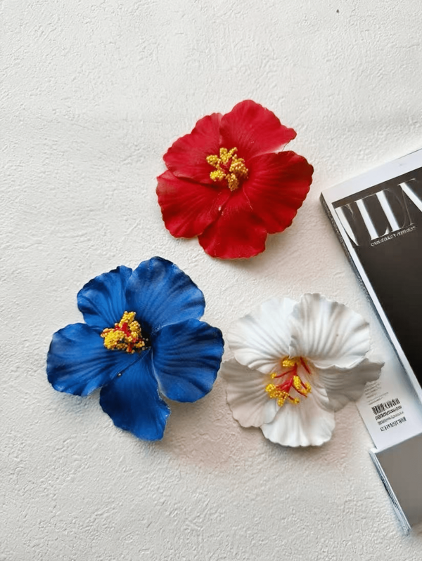 3 Pinzas para el cabello con flores de hibisco blancas, azules y rojas teñidas, pinzas para el cabello con flores simuladas, elegantes y bonitas, con un temperamento simple y versátil para uso diario, fiestas, viajes, lavado de cara, baño y peinado