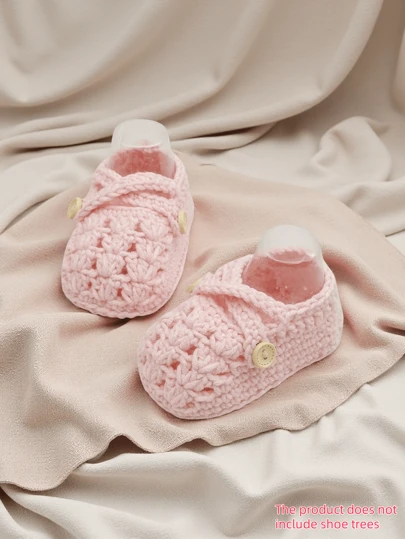 1 Paar handgefertigte gehäkelte Babyschuhe, hellviolett mit Knopfdekor, Babygröße