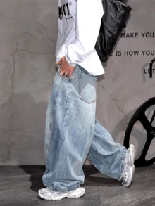 Calça jeans masculina estilo vintage com design desgastado e perna larga, estilo streetwear, com caimento solto - Lavagem Média - Ver 2